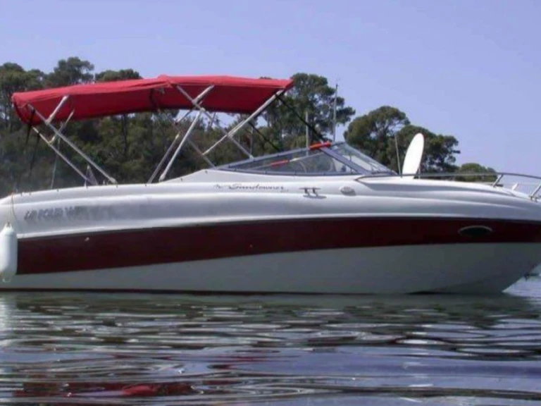 Four Winns Sundowner 225 jednotlivci a charterové společnosti v Hyeres