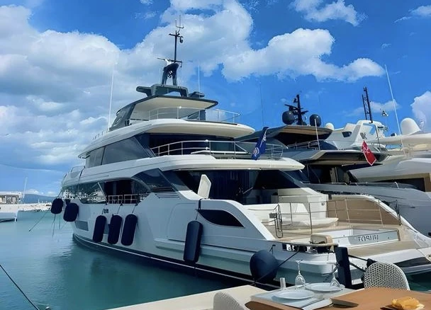 Pronajmout si Benetti Yachts (Italie Oasis 40M v Francie