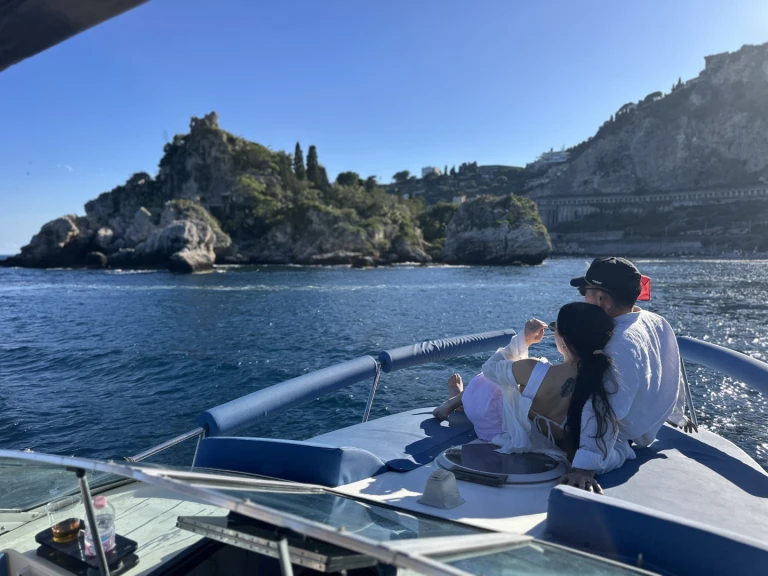 Pronájem Motorová loď Celebrity s licencí