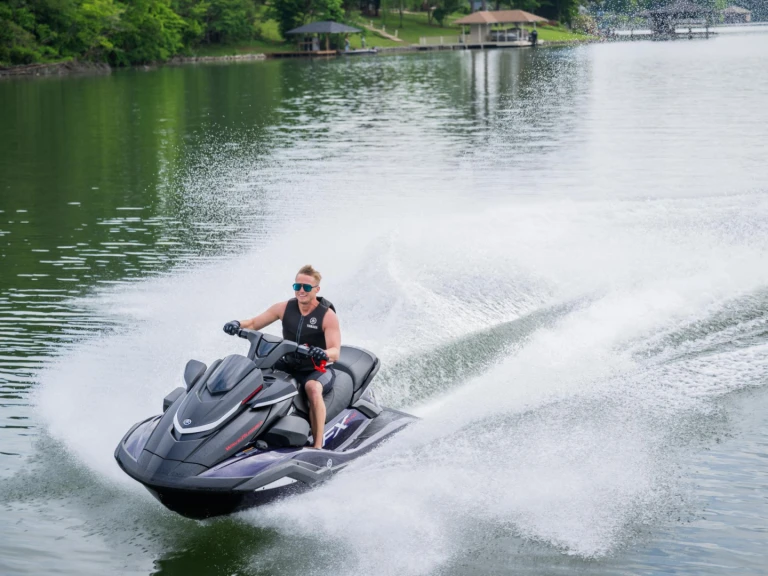 Yamaha FX SVHO jednotlivci a charterové společnosti v Sant Antoni de Portmany