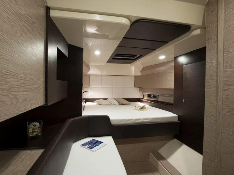 Pronájem Polotuhá loď Sacs s licencí