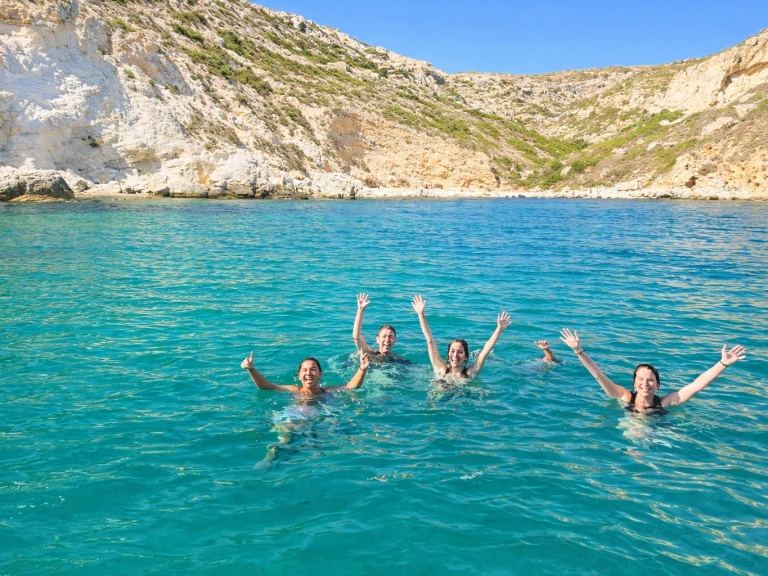 Pronájem lodi Cagliari lákavé ceny Libeccio 9.5