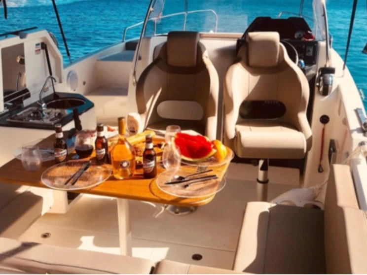 Pronajmout si Quicksilver Activ 755 Sundeck v Hyeres