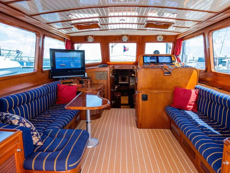 Pronájem lodi Newport lákavé ceny GEM 64