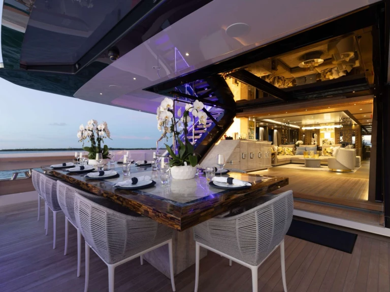 Ferretti Never Blue jednotlivci a charterové společnosti v Miami