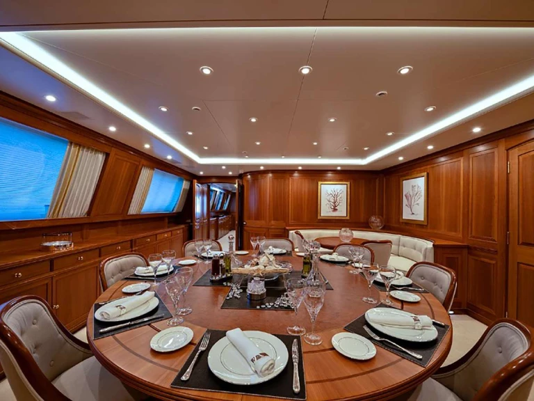 Perini Navi JASALI  II jednotlivci a charterové společnosti v La Spezia