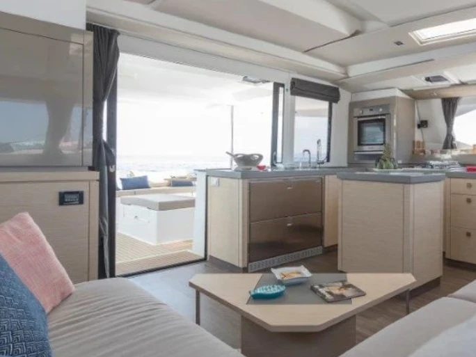 Pronajmout si Fountaine Pajot Saona 47 v Toúrlos