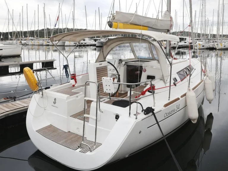 Pronajmout si Bénéteau Oceanis 34 v Punat