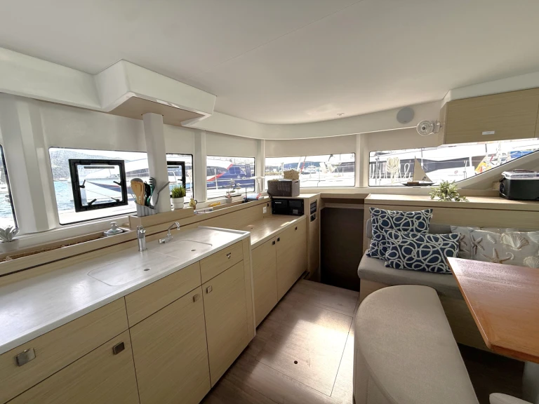 Pronájem Katamarán Lagoon s licencí