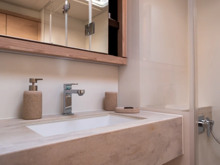 Pronájem Katamarán Lagoon s licencí