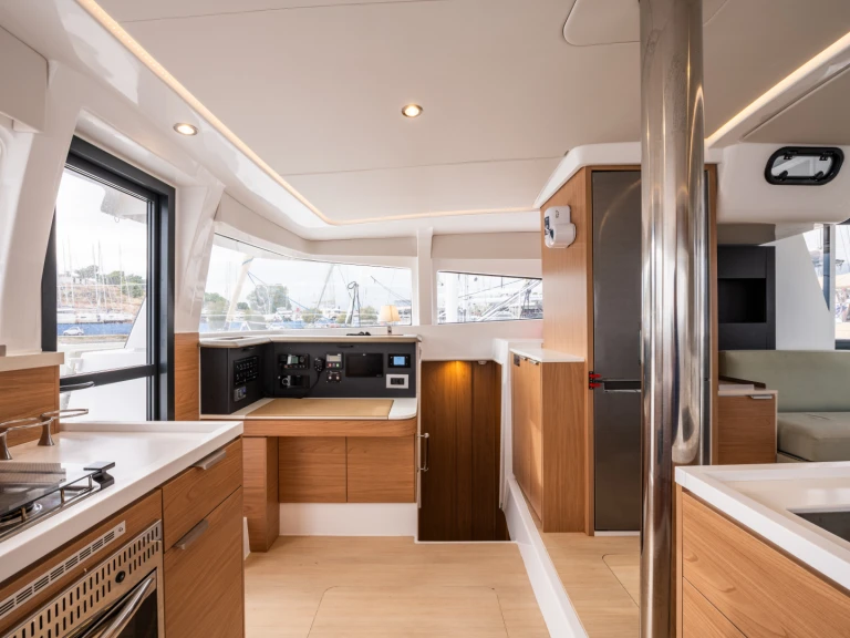 Pronájem lodi Bali Bali 4.2 v Nea Peramos na Samboatu