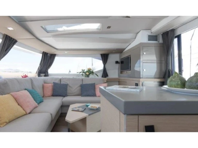 Pronajmout si Fountaine Pajot Saona 47 v Alimos