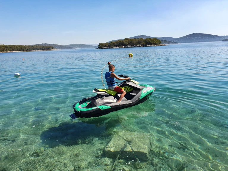 Pronájem lodi Jezera lákavé ceny Spark