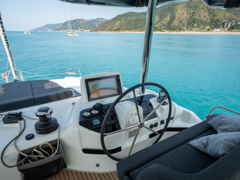 Katamarán k pronájmu v Castellammare del Golfo za nejlepší cenu