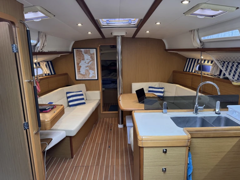 Jeanneau Sun Odyssey 42i jednotlivci a charterové společnosti v Ibiza Town