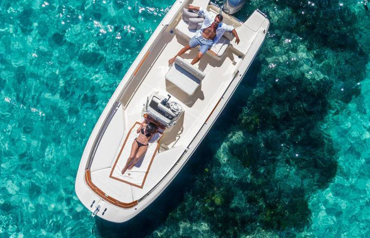 Pronájem Motorová loď Invictus  s licencí