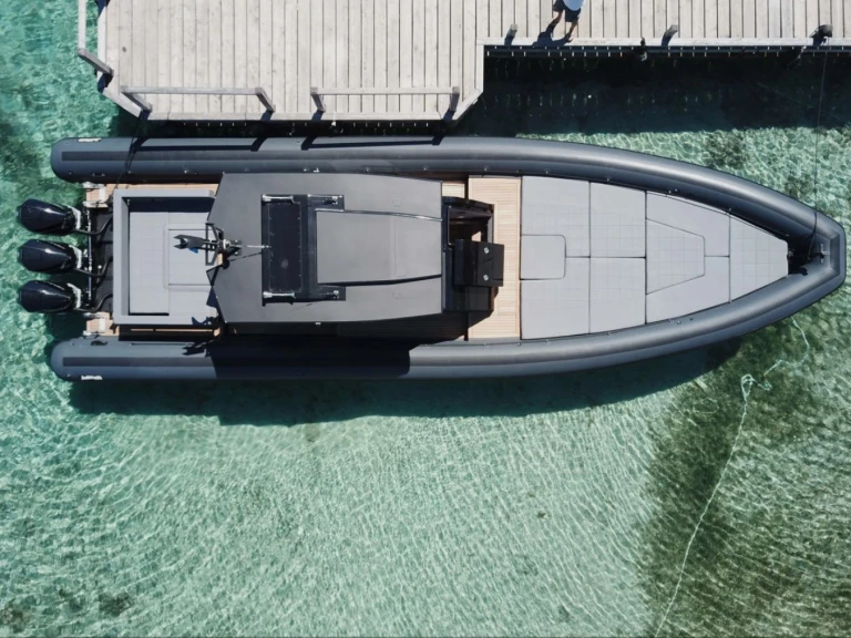 Sea Water Sea Water Phantom 400   jednotlivci a charterové společnosti v Saint-Tropez