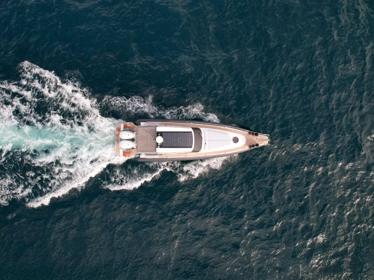 Polotuhá loď k pronájmu v Kavála za nejlepší cenu