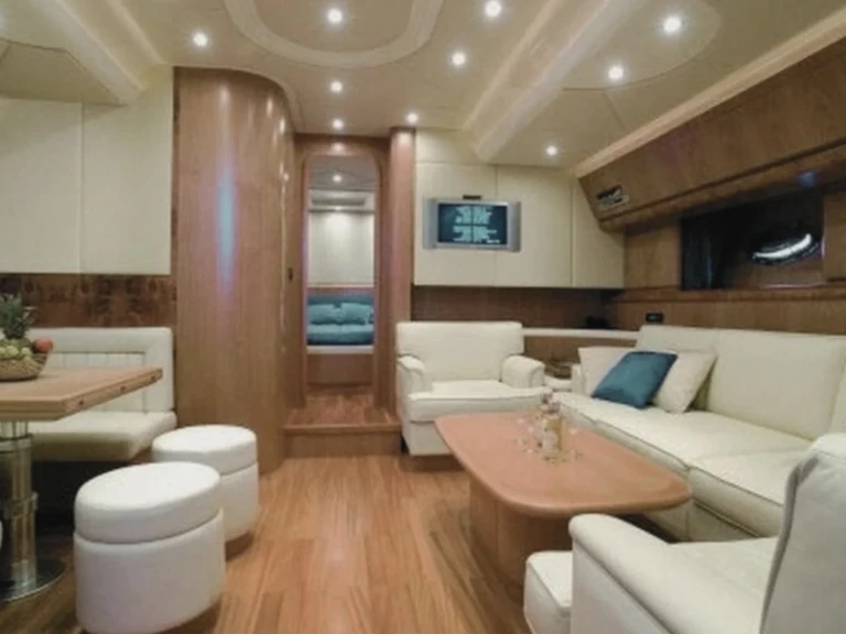 Rizzardi 73 jednotlivci a charterové společnosti v Saint-Tropez