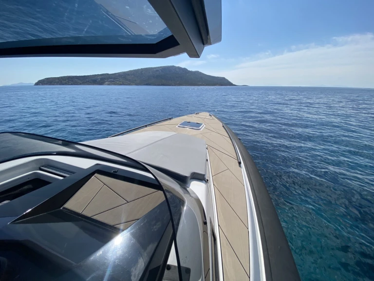 Polotuhá loď k pronájmu v Chárakas za nejlepší cenu