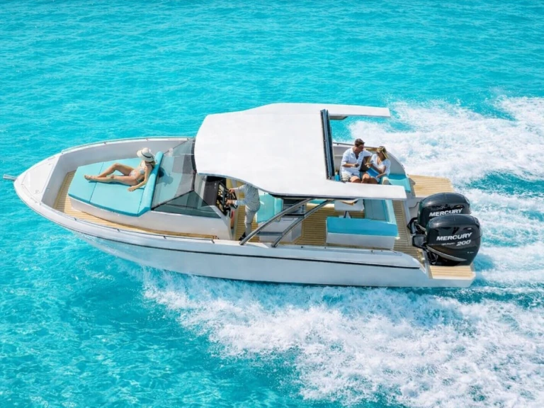 Lema kalon 29 jednotlivci a charterové společnosti v Ibiza Town