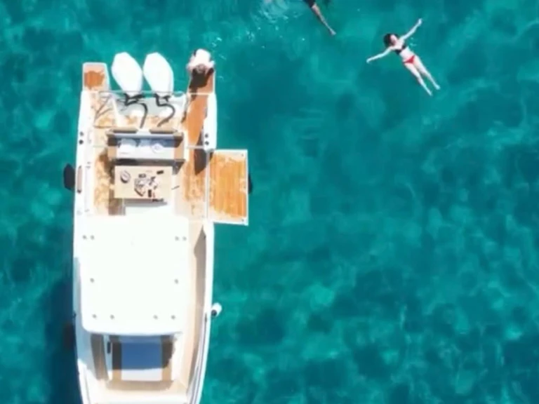 Pronájem Motorová loď Bénéteau s licencí