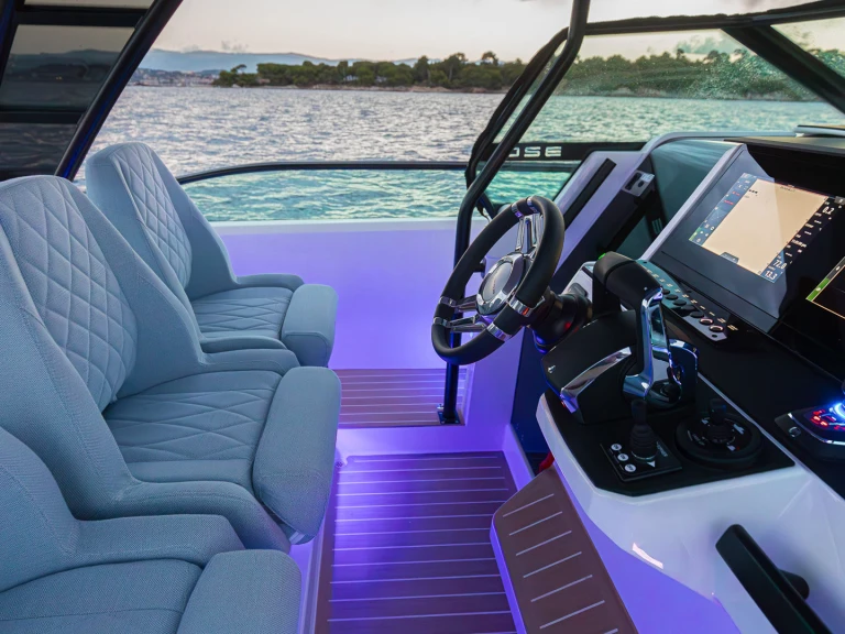 Pronajmout Motorová loď se skipperem či ne Saxdor v Trogir