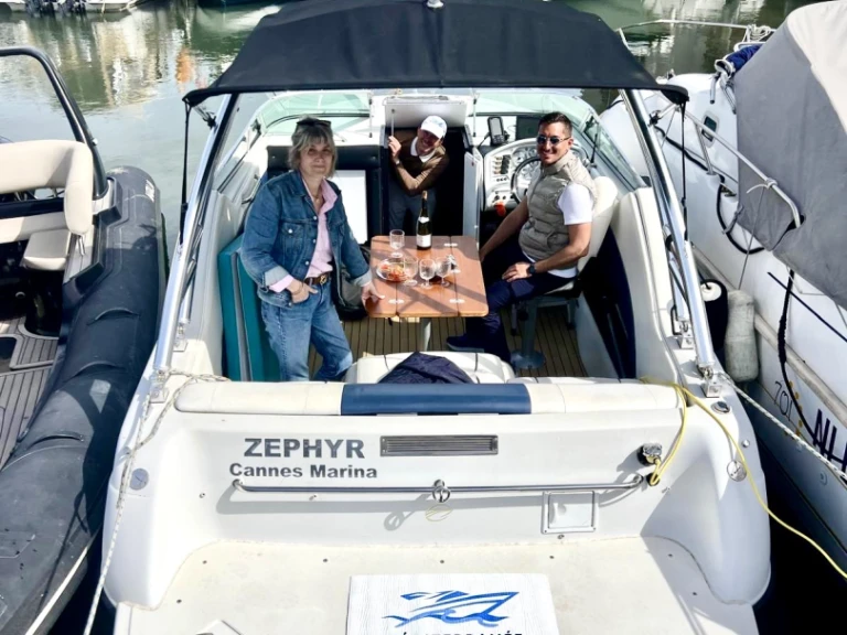 Crownline Crownline 210 CCR jednotlivci a charterové společnosti v Port de Cannes Marina