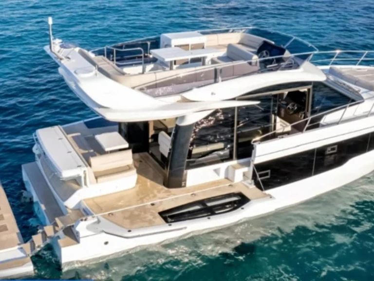 Galeon Galeon 420 Fly jednotlivci a charterové společnosti v Mandelieu-la-Napoule