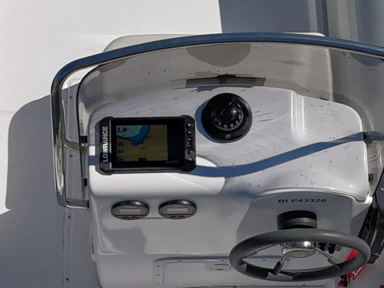 Pronajmout Polotuhá loď se skipperem či ne Capelli v Galéria