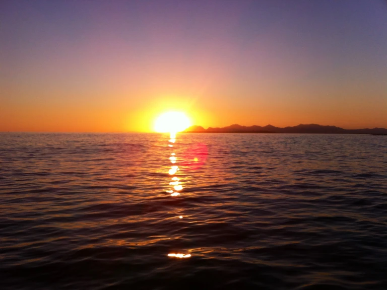 Pronajmout Motorová loď se skipperem či ne Jeanneau v Antibes