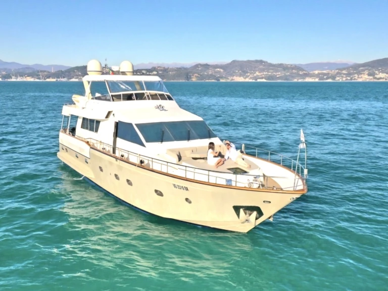 Pronájem jachty v Amalfi Coast -Versilcraft Falcon80 na Samboatu