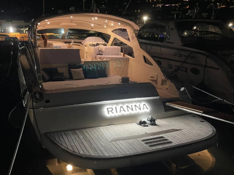 Baia Flash 48 jednotlivci a charterové společnosti v Castellammare di Stabia