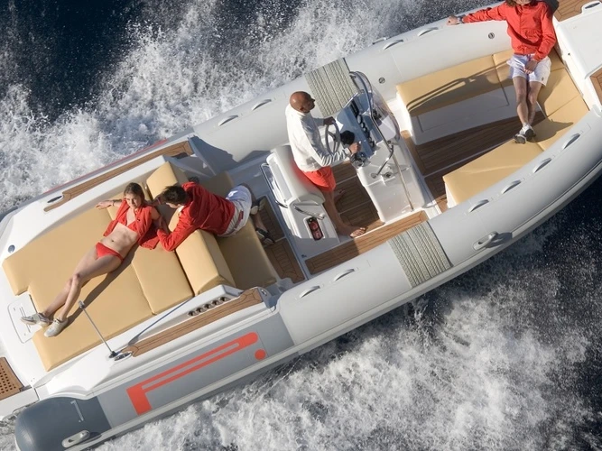 Pronájem Polotuhá loď v Porto Rotondo -Pirelli 7.70