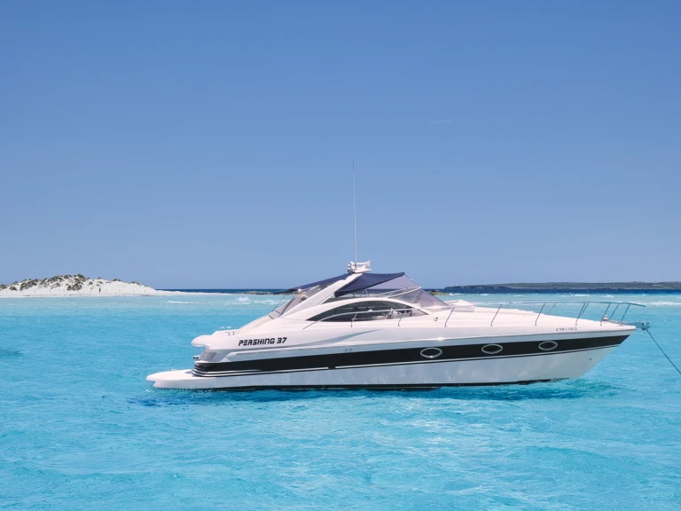 Pronájem Motorová loď Pershing s licencí