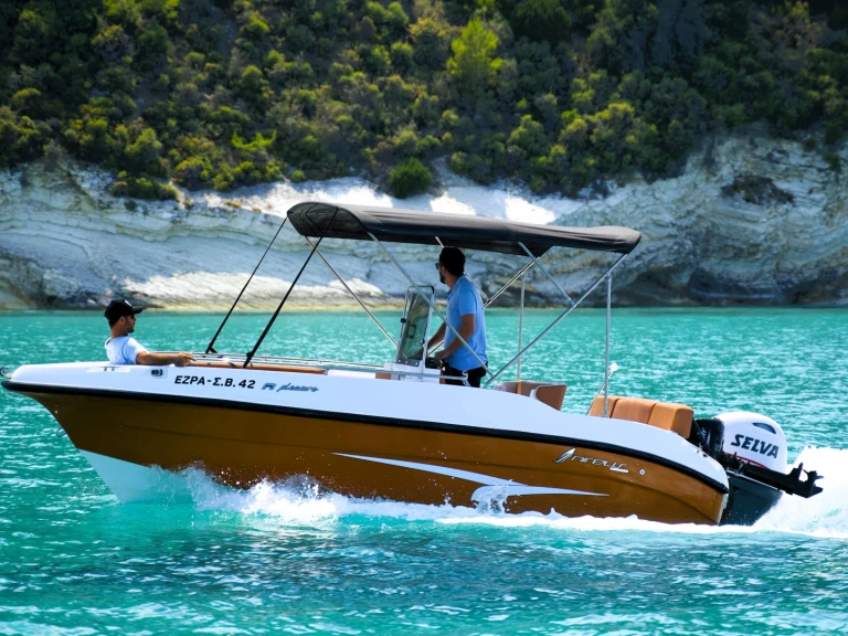 Nireus Ω53 jednotlivci a charterové společnosti v Psaroú