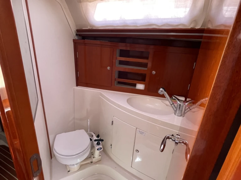 Pronájem lodi Genova lákavé ceny Hanse 411