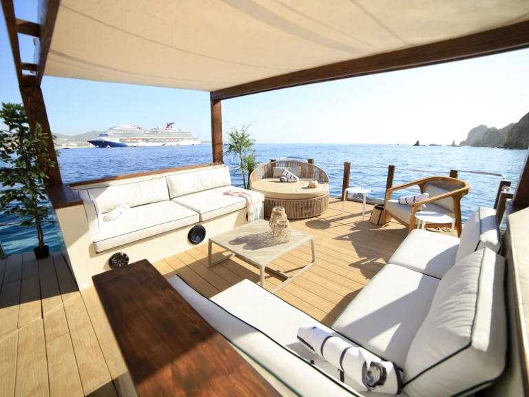 Pronájem Motorová loď Custom Made s licencí