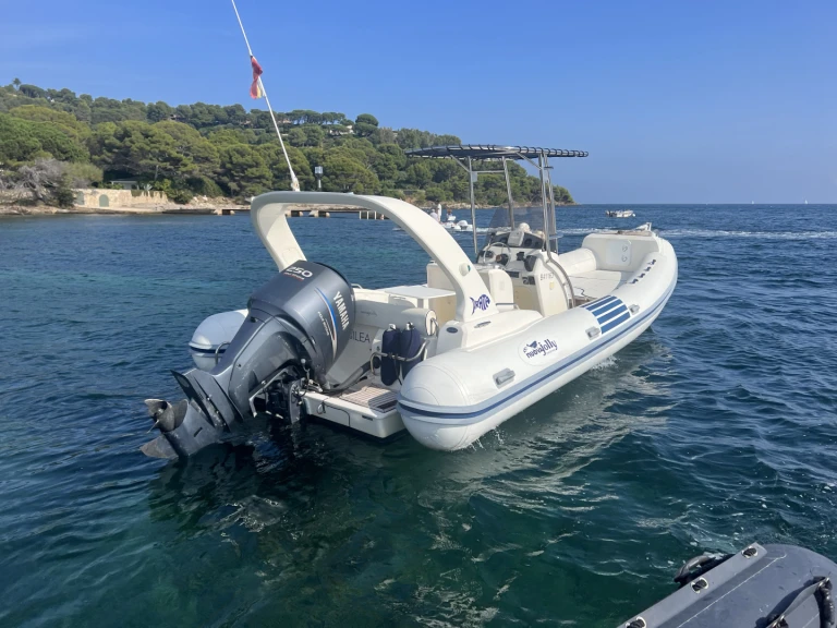 Pronajmout si Nuova Jolly King 750 v Saint-Tropez