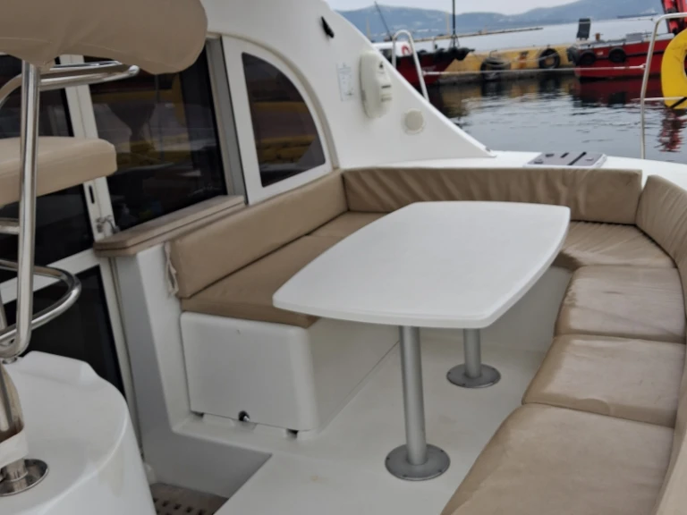Pronajmout Katamarán se skipperem či ne Lagoon v Paros Port