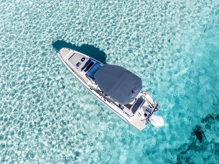 Pronajmout si Axopar 25 v Santa Eularia des Riu