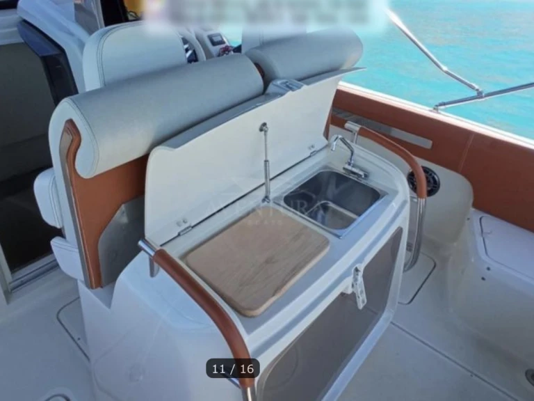 Pronájem Motorová loď Invictus  s licencí