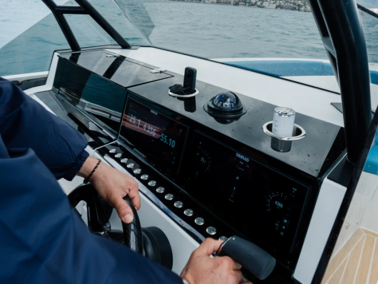 Motorová loď k pronájmu v Marina Botafoch za nejlepší cenu