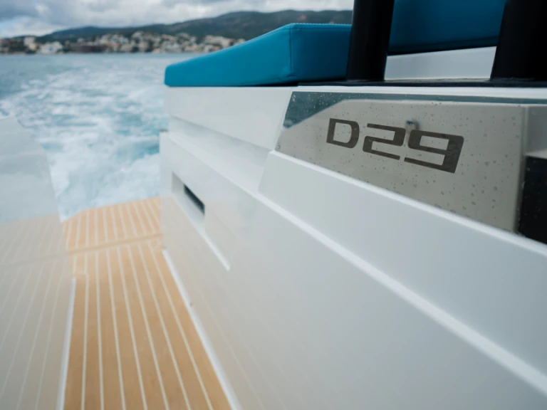 De Antonio D29 jednotlivci a charterové společnosti v Marina Botafoch