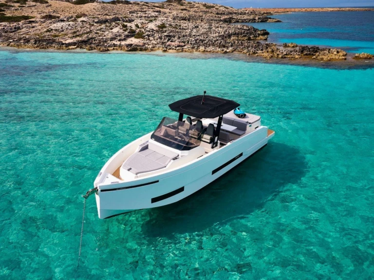 De Antonio D32 jednotlivci a charterové společnosti v Marina Botafoch