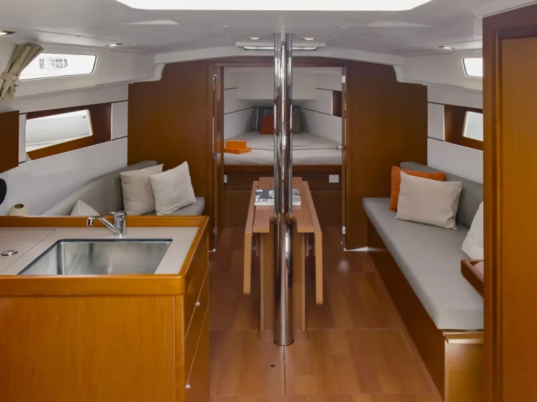 Pronajmout si Bénéteau Oceanis 35.1 v Cagliari