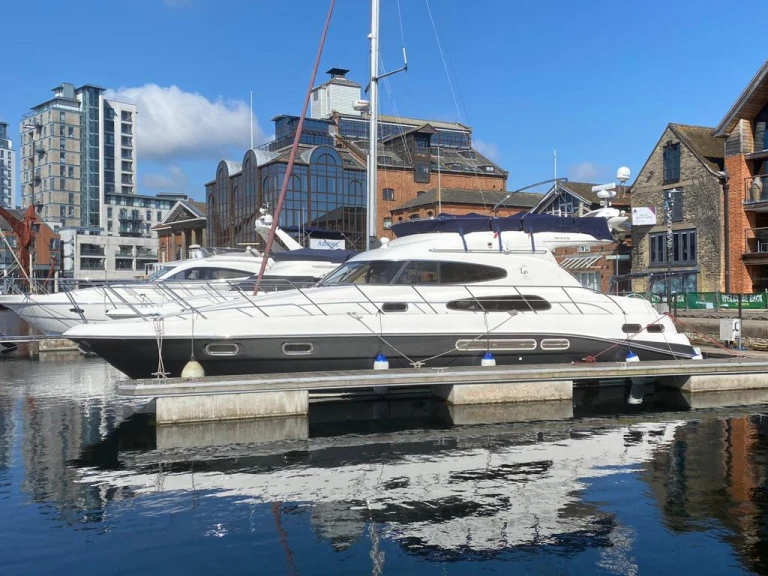 Pronájem Jachta Sealine s licencí