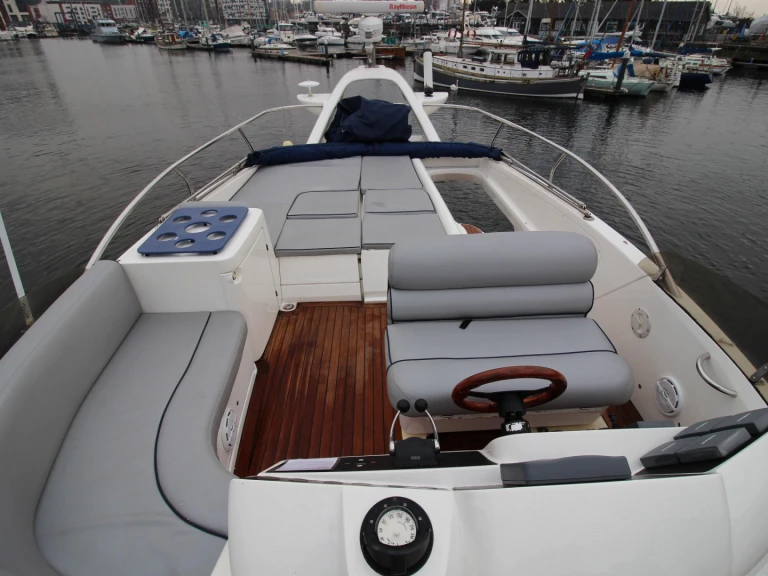 Pronajmout si Sealine T47 v Menton