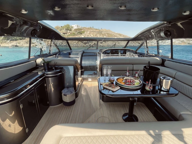 Pronájem Jachta Sunseeker s licencí