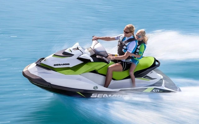 Pronajmout Jachta se skipperem či ne Ferretti v Mykonos (ostrov)